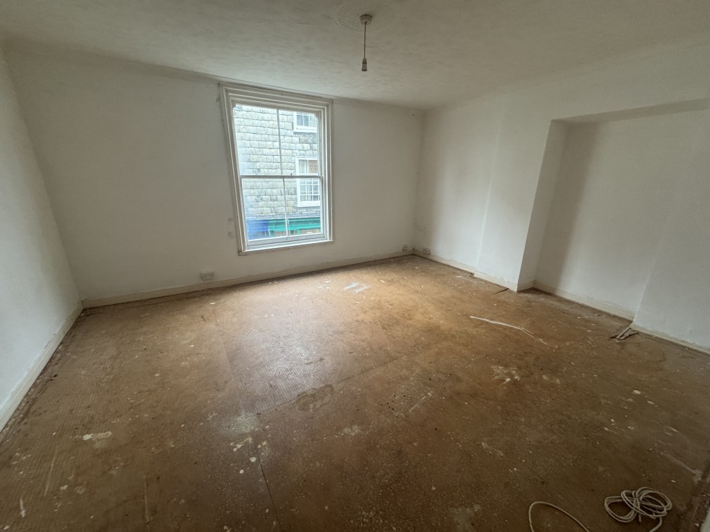 Lot: 184 - TOWN CENTRE FLAT FOR INVESTMENT OR OCCUPATION - Living room